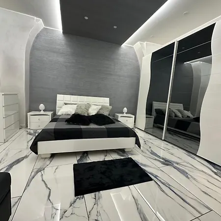 Naomi Luxury * Catania